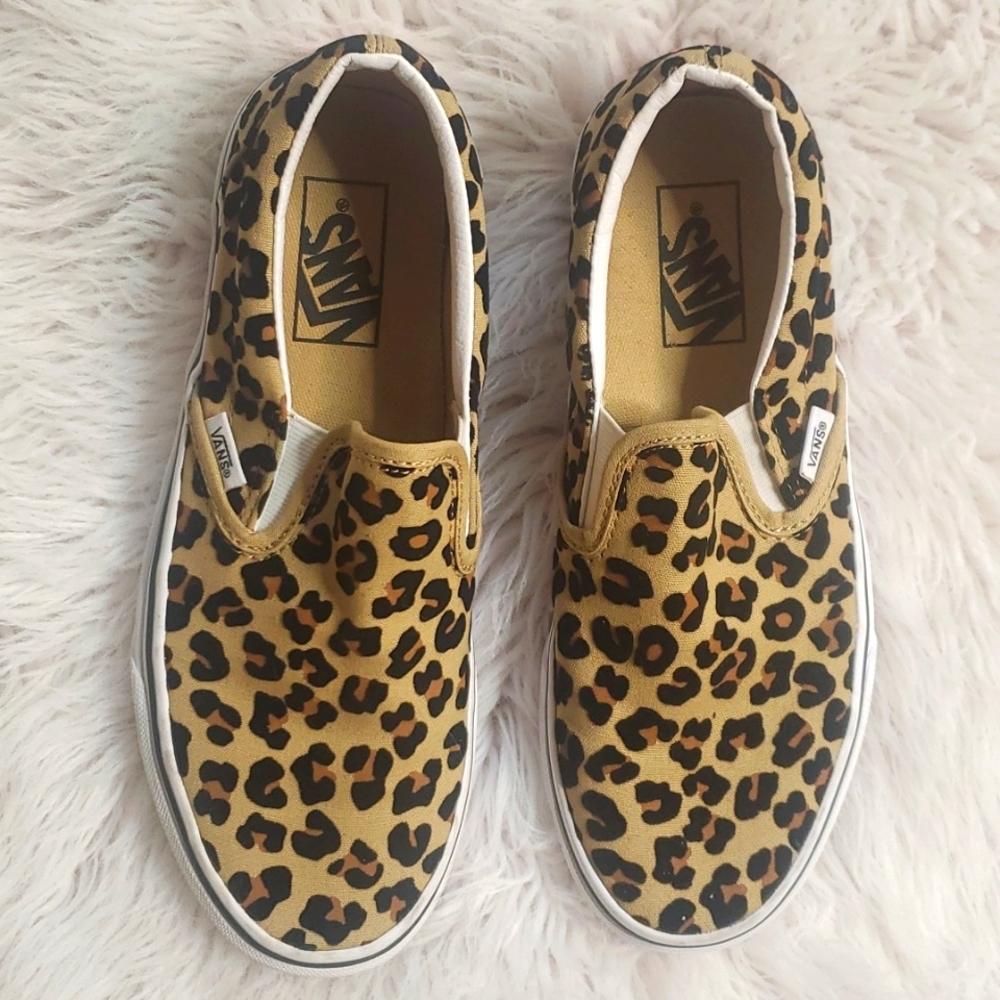 Vans Leopard slip on tennis shoes 🖤